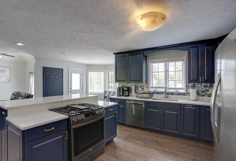 Spacious Refuge W/ Private Pool & Outdoor Bar!