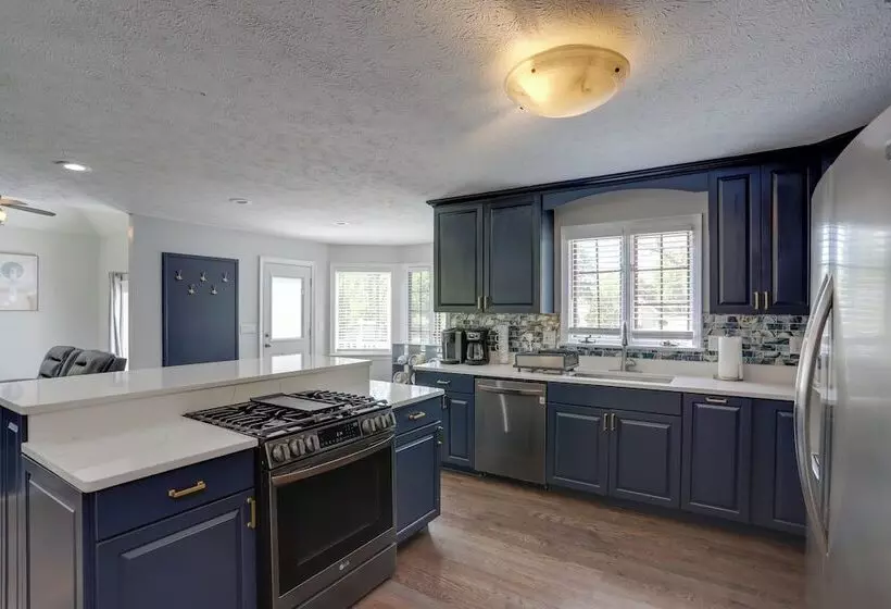 Spacious Refuge W/ Private Pool & Outdoor Bar!