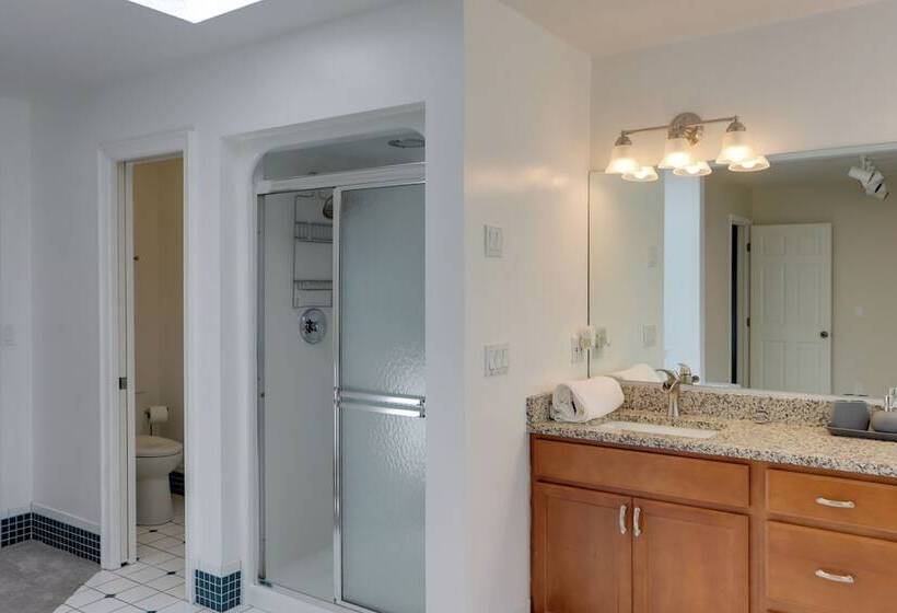 Spacious Refuge W/ Private Pool & Outdoor Bar!