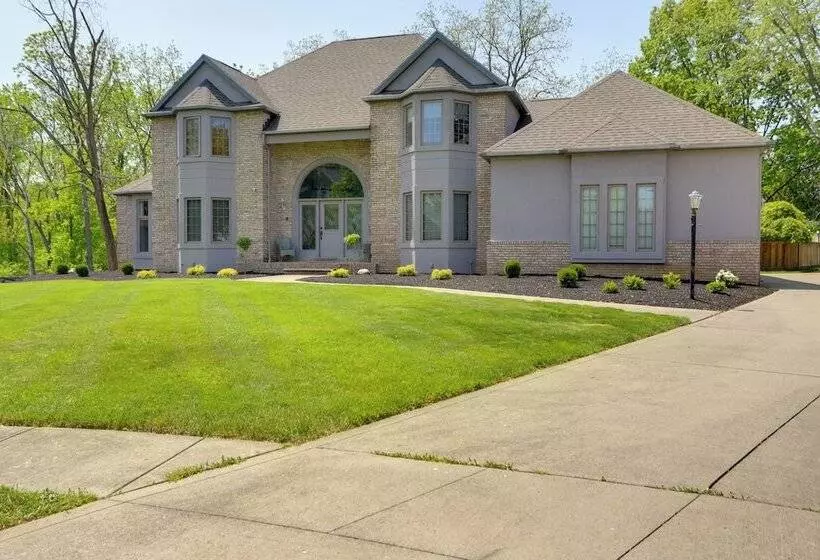 Spacious Refuge W/ Private Pool & Outdoor Bar!