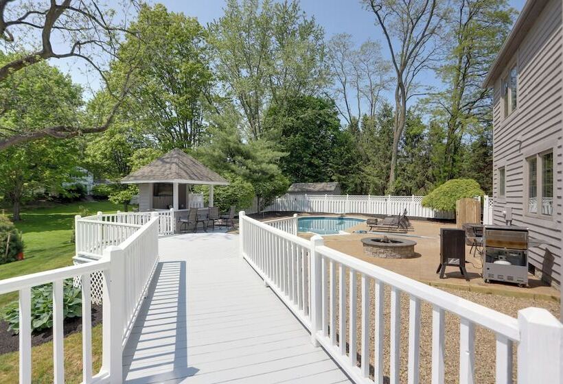 Spacious Refuge W/ Private Pool & Outdoor Bar!