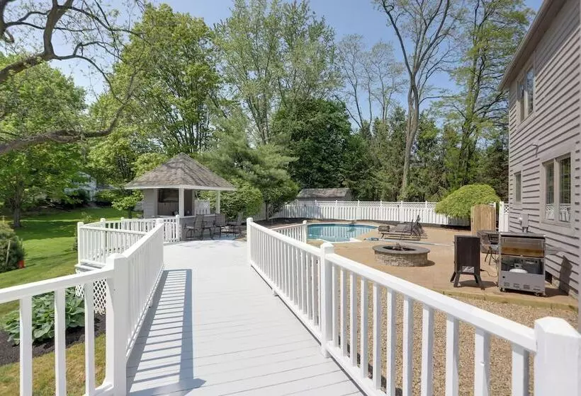 Spacious Refuge W/ Private Pool & Outdoor Bar!