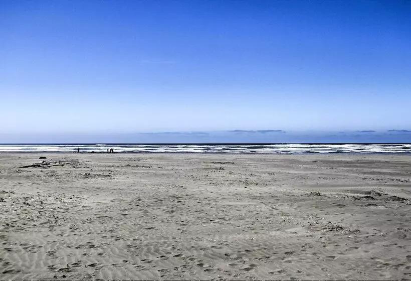 The Little Orca S   Short Walk To The Beach!