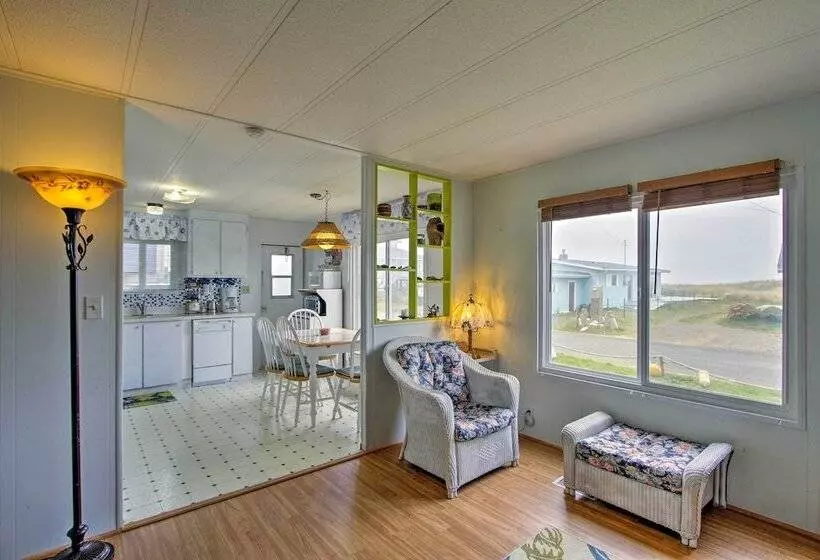 The Little Orca S   Short Walk To The Beach!