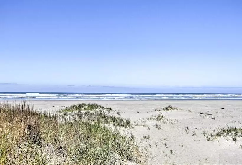 The Little Orca S   Short Walk To The Beach!