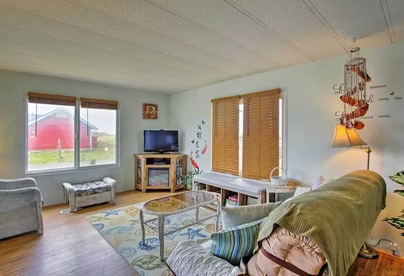 The Little Orca S   Short Walk To The Beach!