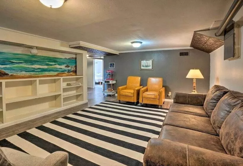 The Old Mccullough Home W/ Rooftop Deck, View