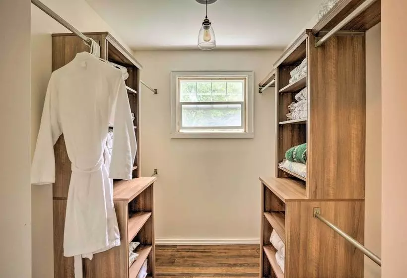 The Old Mccullough Home W/ Rooftop Deck, View