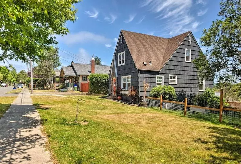 The Old Mccullough Home W/ Rooftop Deck, View