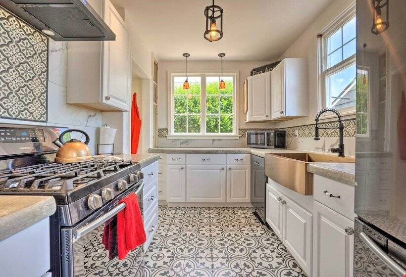 The Old Mccullough Home W/ Rooftop Deck, View