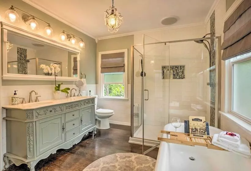 The Old Mccullough Home W/ Rooftop Deck, View