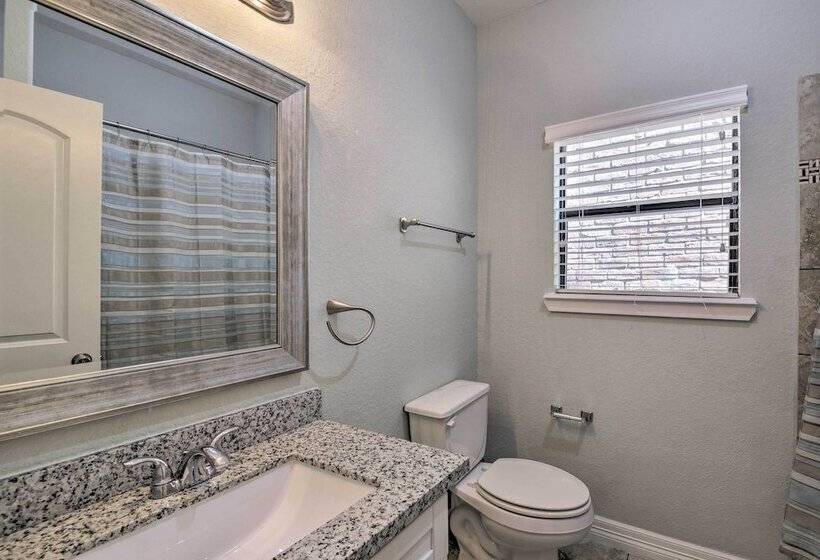 Spacious Houston Home ~ 16 Mi To Nrg Stadium!