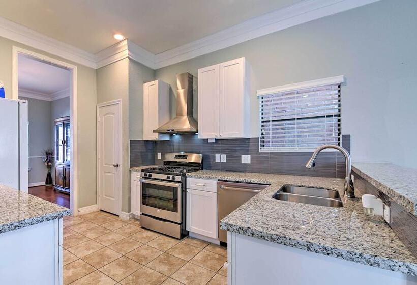 Spacious Houston Home ~ 16 Mi To Nrg Stadium!