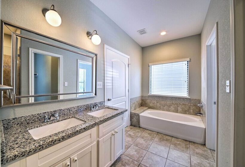 Spacious Houston Home ~ 16 Mi To Nrg Stadium!