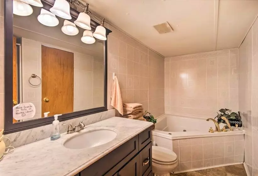 Waterfront House W/ Boat Slip On Lake Eufaula!