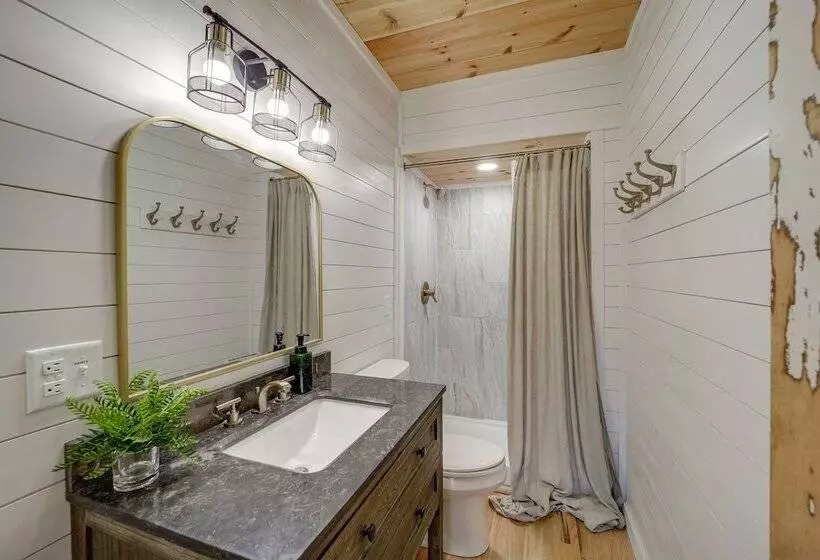 Beech Mountain Cabin W/ Hot Tub: 1 Mi To Slopes!