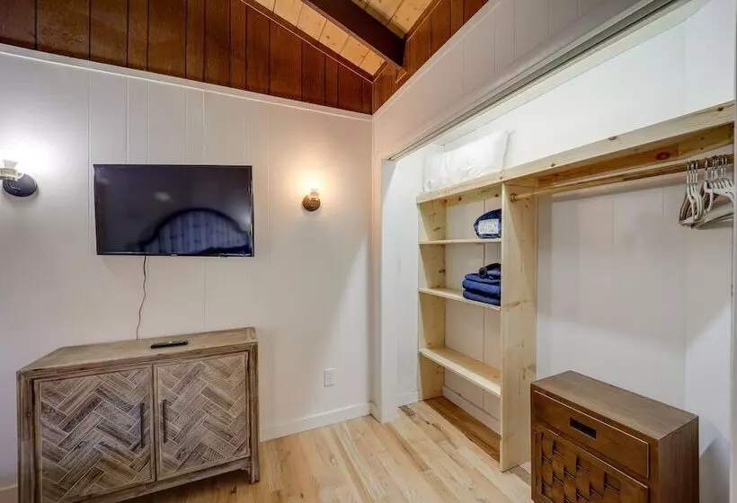 Beech Mountain Cabin W/ Hot Tub: 1 Mi To Slopes!