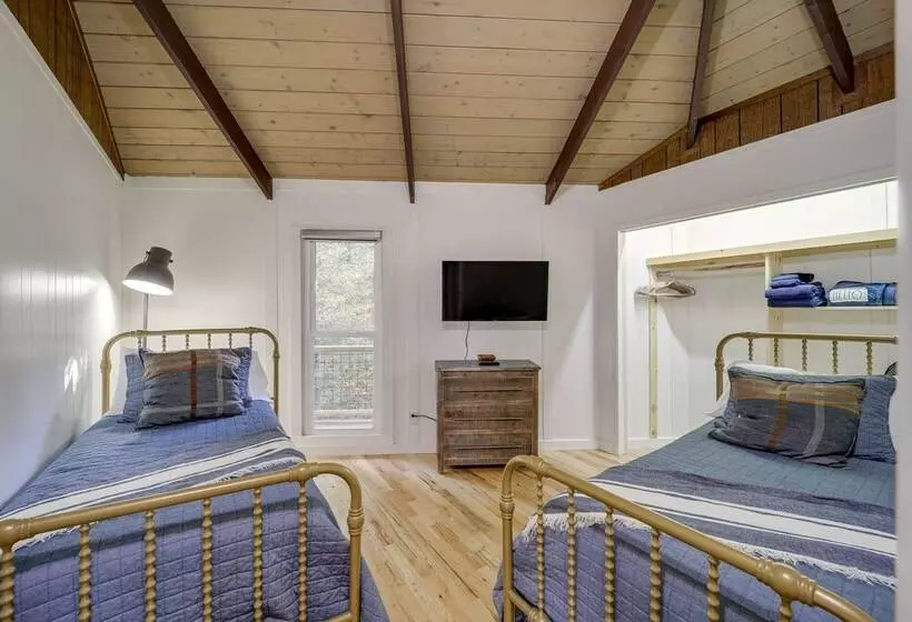 Beech Mountain Cabin W/ Hot Tub: 1 Mi To Slopes!