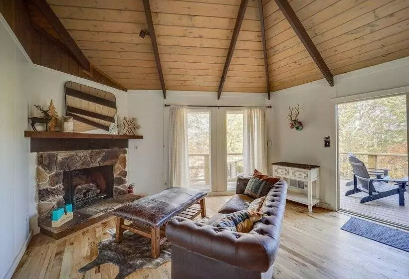 Beech Mountain Cabin W/ Hot Tub: 1 Mi To Slopes!