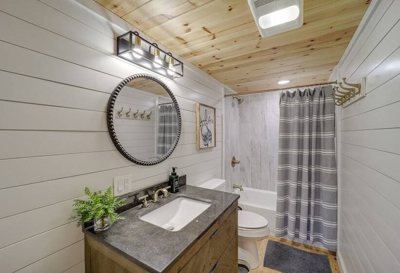 Beech Mountain Cabin W/ Hot Tub: 1 Mi To Slopes!