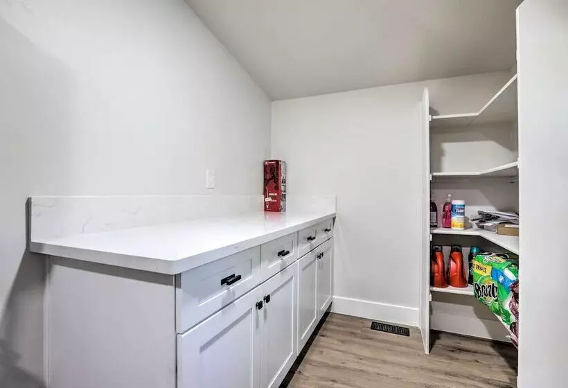 Boho Chic Folsom Retreat: Walkable Location!