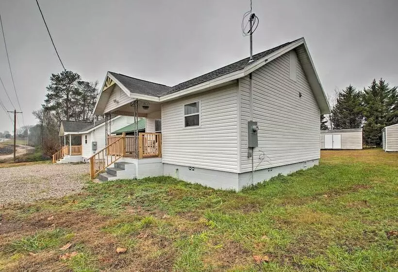 Bright Cabin W/ Spacious Deck And Fire Pit!