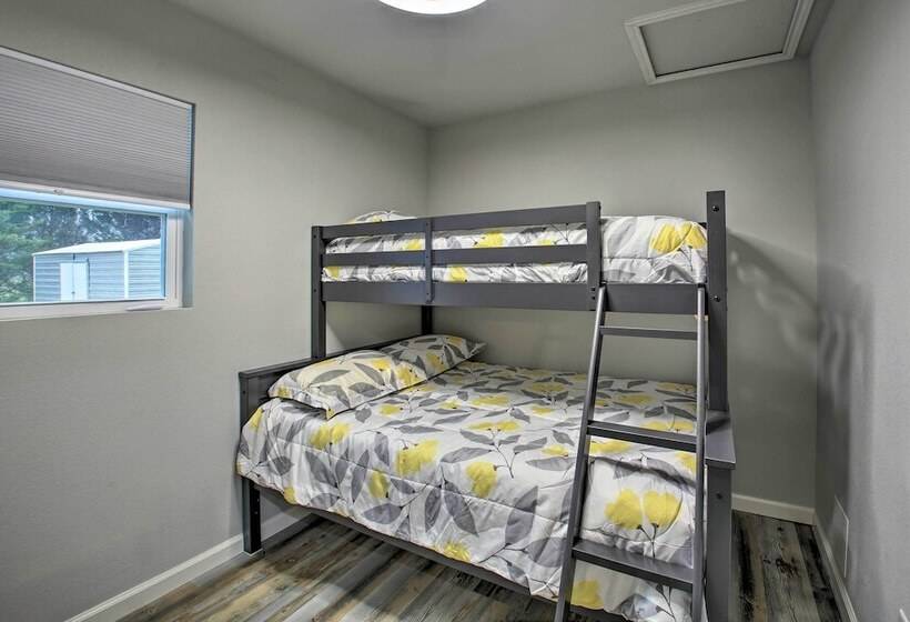 Bright Cabin W/ Spacious Deck And Fire Pit!