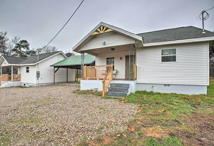 Bright Cabin W/ Spacious Deck And Fire Pit!
