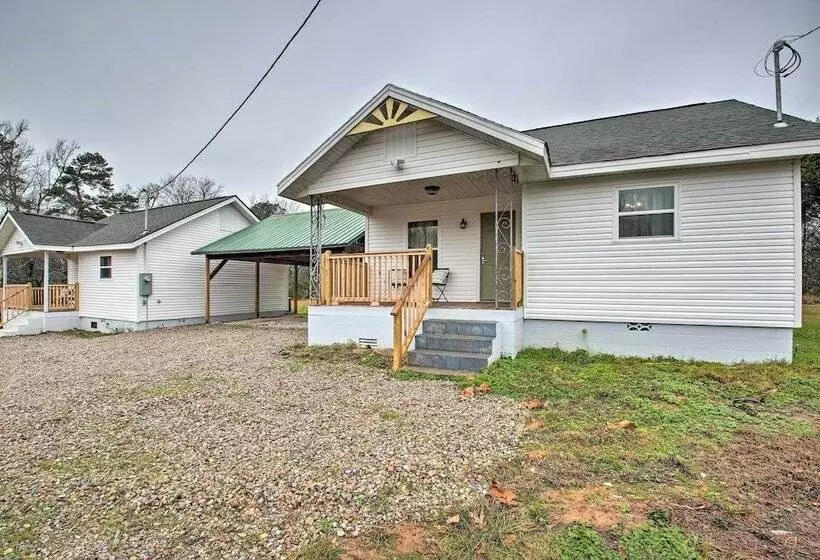 Bright Cabin W/ Spacious Deck And Fire Pit!