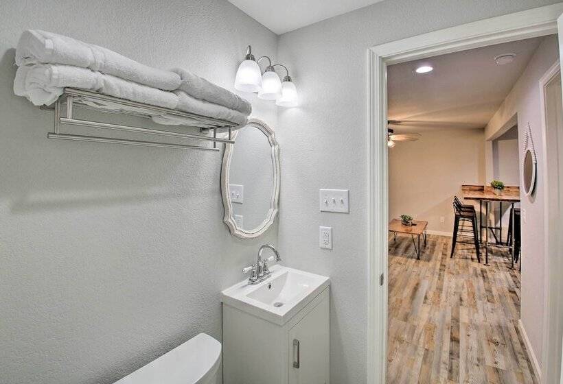 Bright Cabin W/ Spacious Deck And Fire Pit!