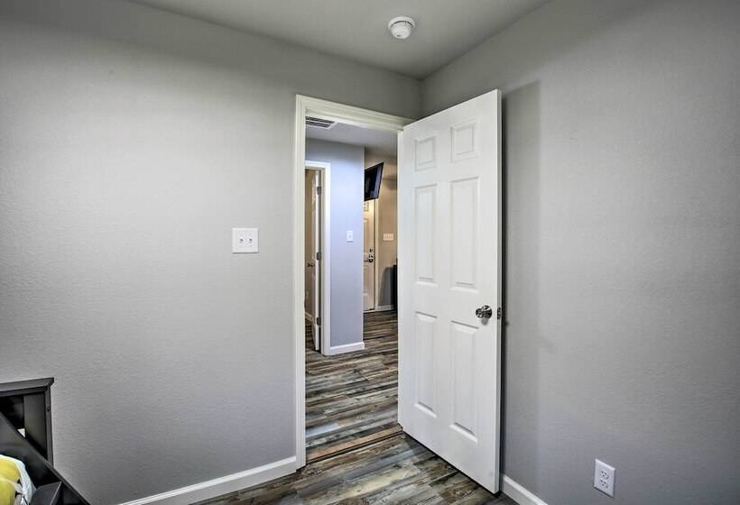 Bright Cabin W/ Spacious Deck And Fire Pit!