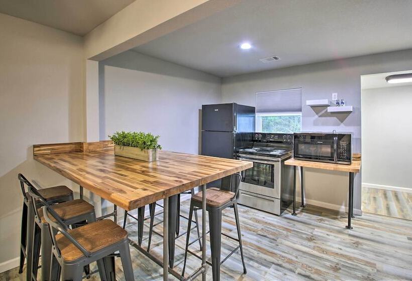 Bright Cabin W/ Spacious Deck And Fire Pit!