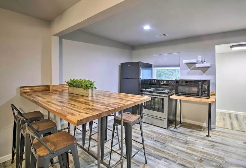 Bright Cabin W/ Spacious Deck And Fire Pit!