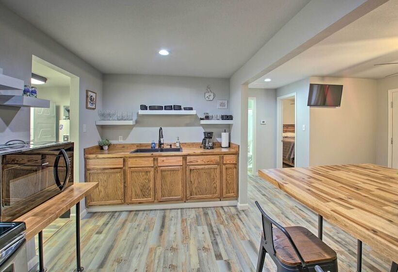 Bright Cabin W/ Spacious Deck And Fire Pit!