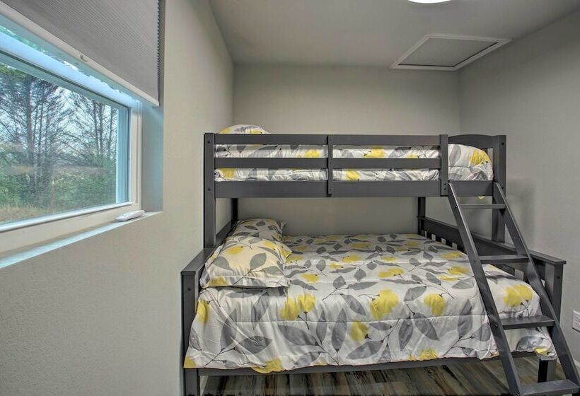 Bright Cabin W/ Spacious Deck And Fire Pit!