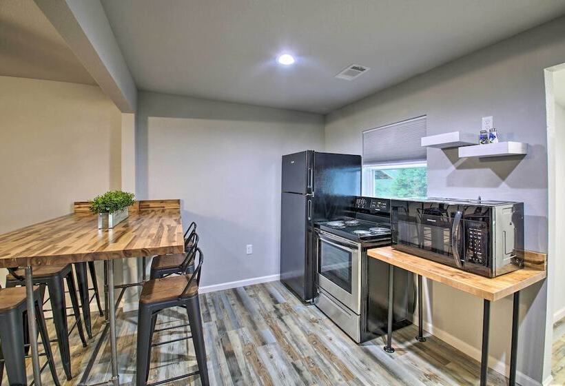 Bright Cabin W/ Spacious Deck And Fire Pit!