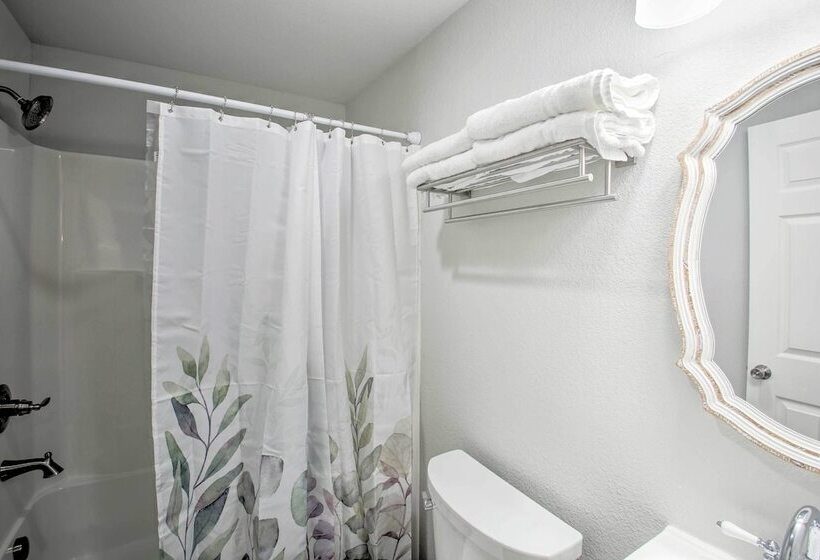 Bright Cabin W/ Spacious Deck And Fire Pit!