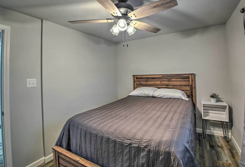 Bright Cabin W/ Spacious Deck And Fire Pit!