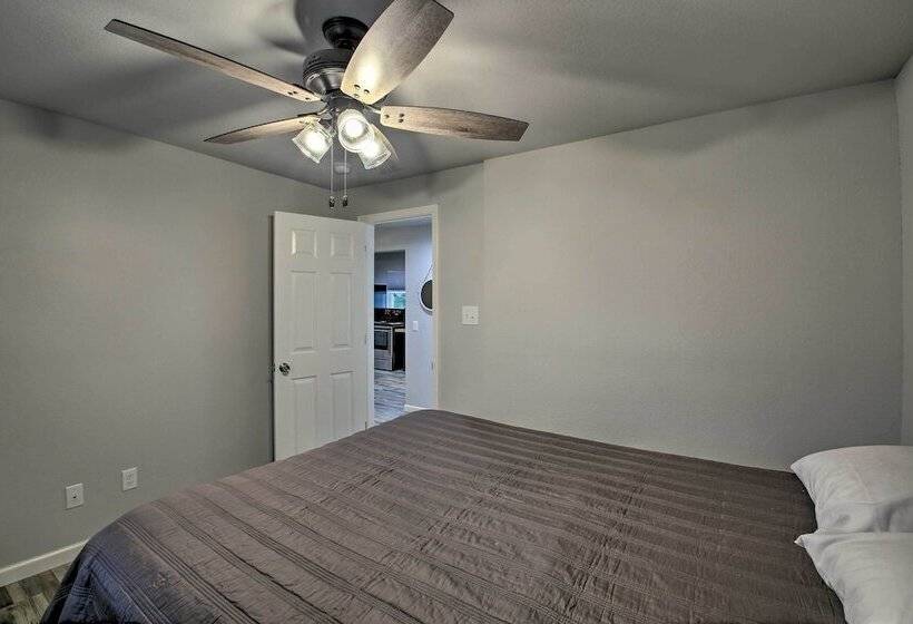 Bright Cabin W/ Spacious Deck And Fire Pit!