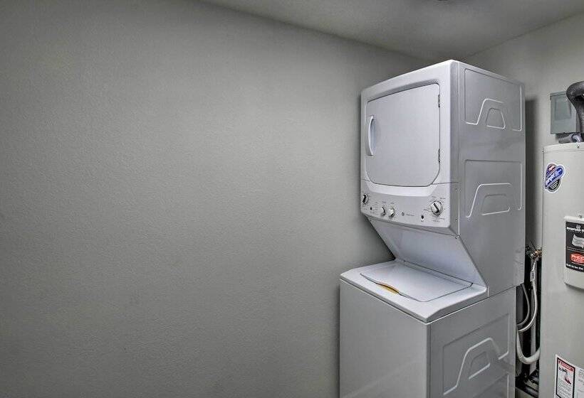 Bright Cabin W/ Spacious Deck And Fire Pit!