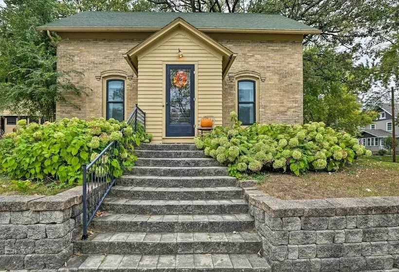 Bright Clear Lake Getaway, 4 Blocks To Downtown!