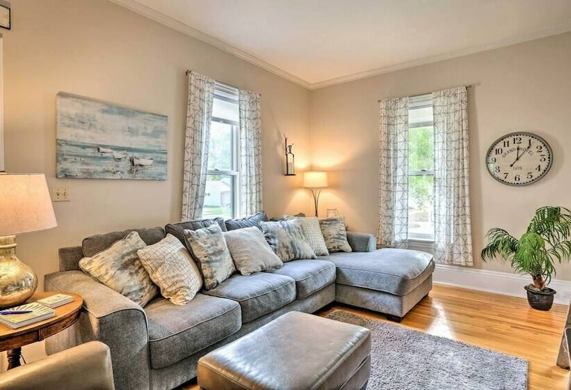 Bright Clear Lake Getaway, 4 Blocks To Downtown!