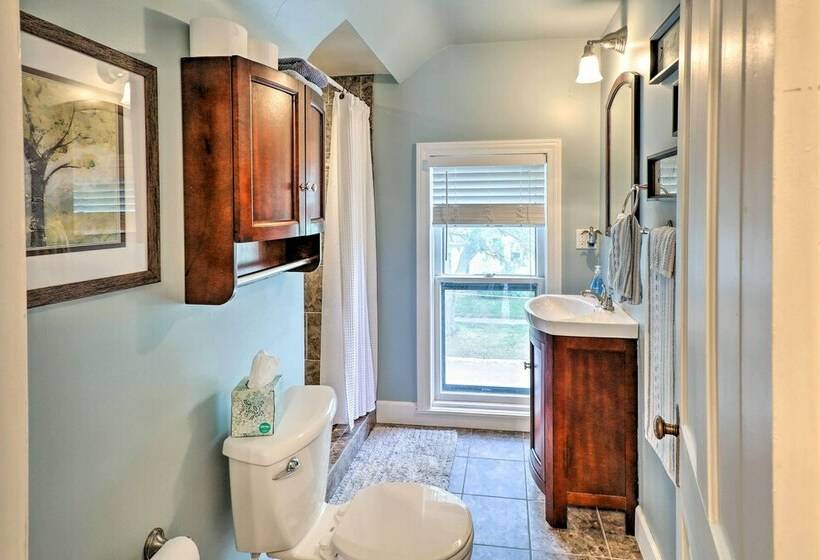 Bright Clear Lake Getaway, 4 Blocks To Downtown!