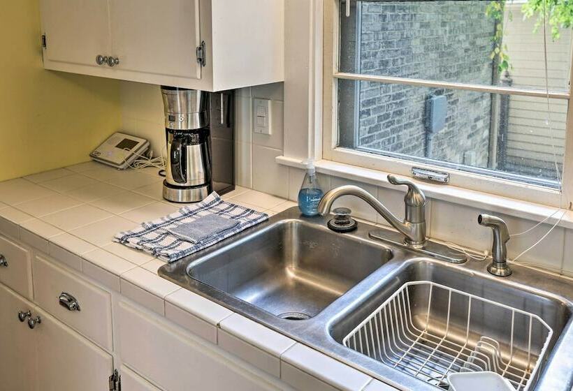 Bright Clear Lake Getaway, 4 Blocks To Downtown!