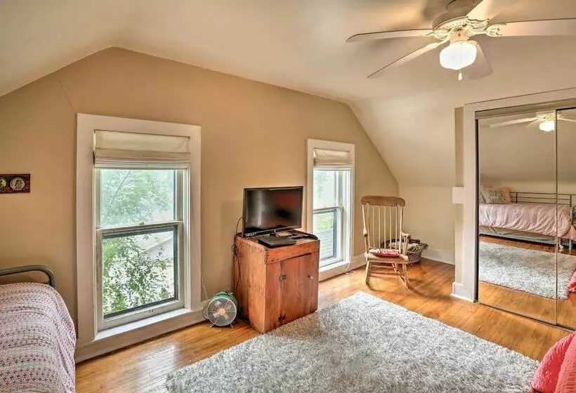 Bright Clear Lake Getaway, 4 Blocks To Downtown!