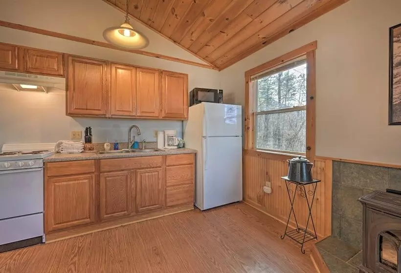 Cabin W/ Hot Tub   Near Nantahala Outdoor Center!