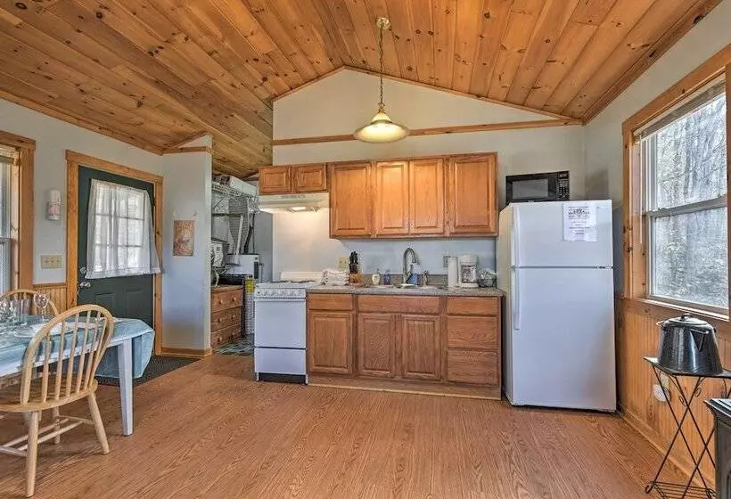 Cabin W/ Hot Tub   Near Nantahala Outdoor Center!