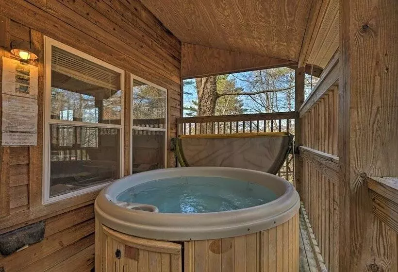 Cabin W/ Hot Tub   Near Nantahala Outdoor Center!