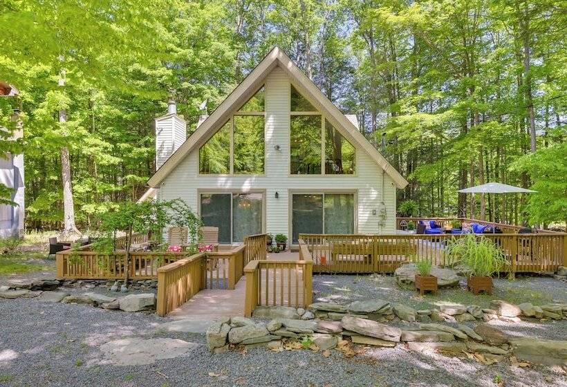 Chalet On The Green: Cozy Lake Ariel Retreat!