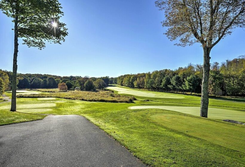 Chalet On The Green: Cozy Lake Ariel Retreat!